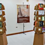 Babel permanece en el hall de la Biblioteca Pedro Grases