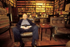 Dr. Arturo Uslar Pietri en su biblioteca privada. Caracas 2001